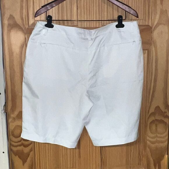 Lillie green white long Bermuda golf shorts 16 - Picture 2 of 3